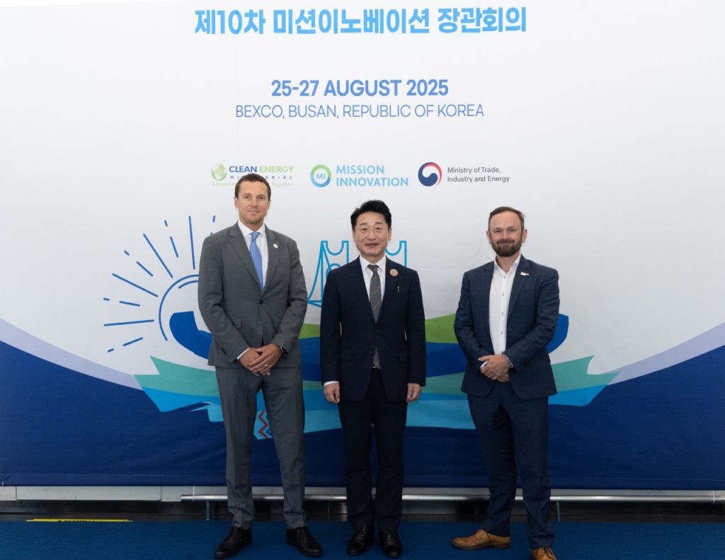 Hohyeon Lee, 2nd Vice Minister, Republic of Korea; Bruce Douglas, CEO of the Global Renewables Alliance; Sam Kimmins, Director of Energy, Climate Group. Credit: Global Renewables Alliance